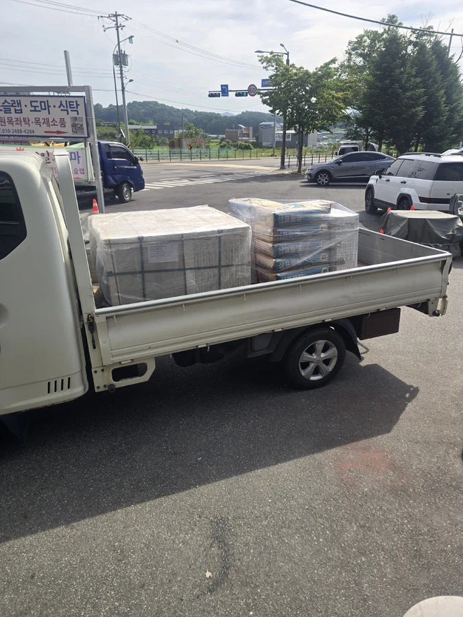 병원 화장실 시공 현장 — 항균 마감재 시공